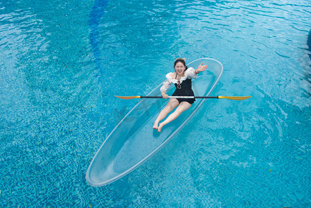 划船的美女上午泳装美女游泳池摄影摄影图配图