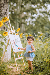 儿童白天可爱小女孩户外公园画画摄影图配图