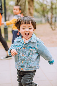 樱花摄影照片_儿童春游白天小女孩户外公园张嘴奔跑摄影图配图