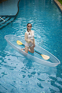 划船的美女摄影照片_透明船上泳装模特美女上午美女模特游泳池摄影摄影图配图