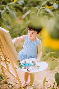 户外儿童白天小女孩公园画画摄影图配图