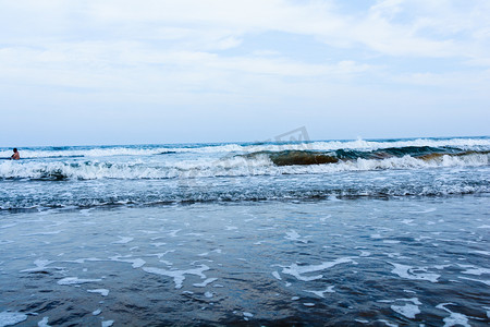 厦门白天海浪沙滩涨潮摄影图配图