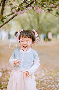 强国复兴有我摄影照片_汉服儿童白天小女孩户外张嘴大笑摄影图配图