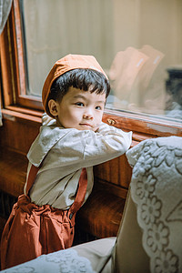 儿童火摄影照片_复古文艺儿童白天小男孩火车里趴在火车窗摄影图配图