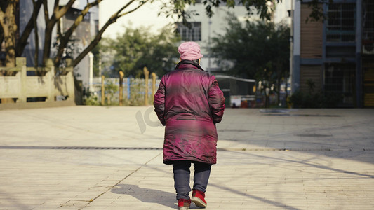 老年人步履蹒跚缓慢行走背影实拍