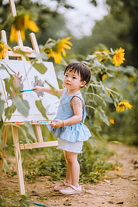 儿童白天可爱小女孩公园向日葵花海画画摄影图配图