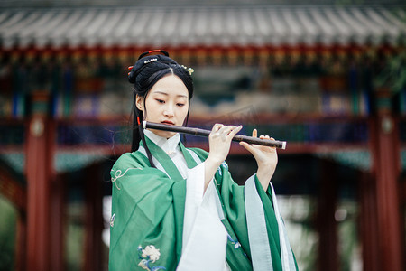 汉服美女白天汉服美女颐和园吹笛摄影图配图古风女子春天汉服女子户外