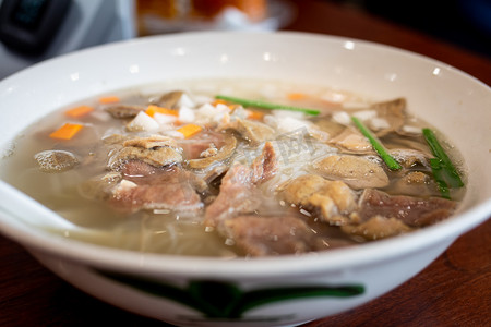 牛美食摄影照片_餐饮美食白天牛三星米粉室内食物摄影图配图