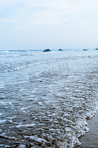 阳光沙滩摄影照片_秦皇岛白天大海海滩涨潮摄影图配图