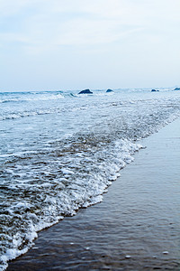 青岛海边摄影照片_青岛白天大海海滩涨潮摄影图配图