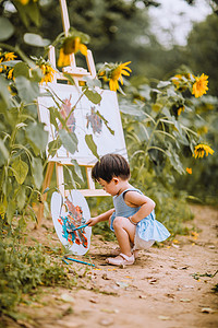 儿童户外白天夏天可爱小女孩户外公园蹲着玩颜料摄影图配图