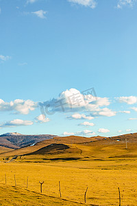 画册折线图摄影照片_草原风光秋天白天蓝天白云草原户外空镜摄影图配图