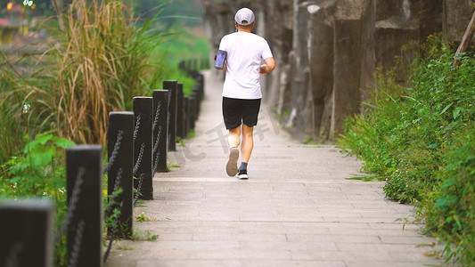 老人晨练跑步锻炼