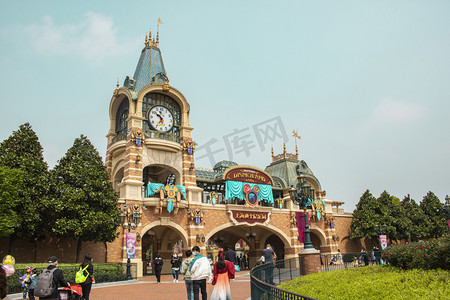 童话动图摄影照片_上海旅游景点白天迪士尼室外静物摆拍摄影图配图