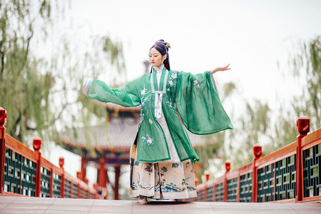 古代古代美女摄影照片_汉服美女白天汉服美女桥上张开双臂摄影图配图