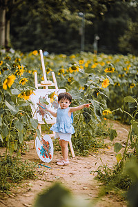 户外儿童白天夏天小女孩公园画画摄影图配图
