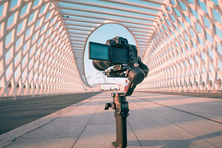 喜庆视频动态边框摄影照片_风光建筑摄影白天大桥下面的照相机户外空镜摄影图配图