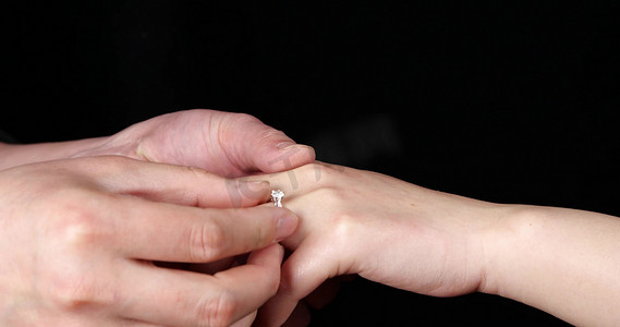 戒指戴钻戒情侣求婚情人节素材