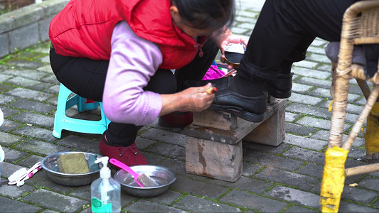 实拍街边擦皮鞋