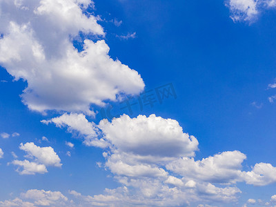 蓝天白云中午天空云朵摄影图配图