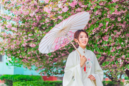 树木古风摄影照片_古风美女白天古装女士户外打伞摄影图配图