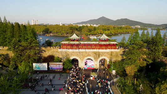 地标南京摄影照片_航拍南京玄武湖公园郊游的人流旅游宣传