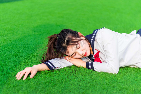 户外篮球场摄影照片_日系早上少女草坪趴着摄影图配图