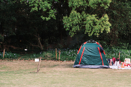 家庭露营摄影照片_露营春天帐篷户外野餐摄影图配图