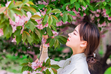 古风美女白天古装美女户外赏花摄影图配图