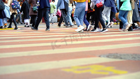 马路绿水青山摄影照片_实拍低角度人流过马路脚步