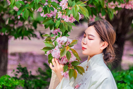 古风美女白天古装人物树下赏花摄影图配图