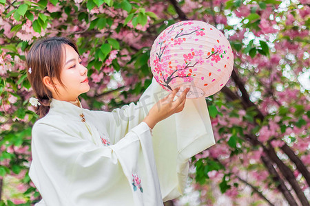 古风上午美女灯笼户外观赏摄影图配图