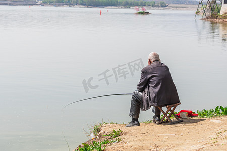 钓鱼白天钓鱼老人户外河边钓鱼摄影图配图