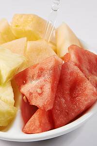 食物水果白天夏天果盘白色背景摆放摄影图配图