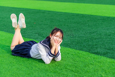 女孩白天日系少女开心草坪装饰摄影图配图