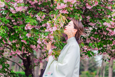 古风美女早上古风美女户外赏花摄影图配图