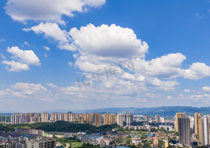 夏天摄影照片_城市蓝天白云晴朗航拍摄影图配图