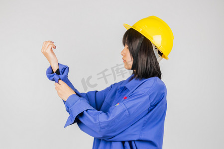 劳动节五一工人工作间挽起衣袖摄影图配图