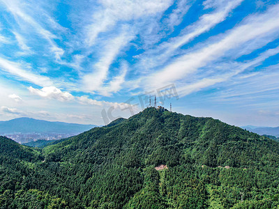 天气炎热摄影照片_山顶中午蓝天白云山川摄影图配图