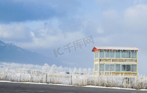 冬日中午房子雪景静态摄影图配图