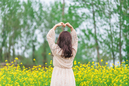 春季早上油菜花美女农田赏花摄影图配图