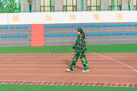 军训早上女生操场正步走摄影图配图