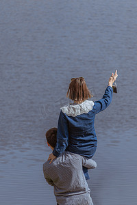 日系下午情侣湖边旅游摄影图配图