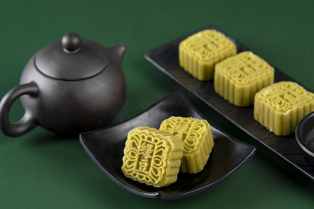 甜品美食绿豆糕桌上摆拍摄影图配图