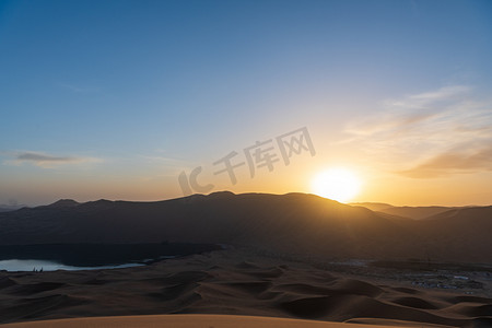 敦煌旅游海报摄影照片_巴丹吉林日落日落沙漠室外旅游摄影图配图
