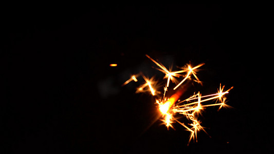 烟花棒仙女棒浪漫火花夜色摄影图配图个人vip和企业vip免费下载玩烟火