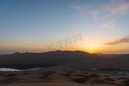 漫天黄沙摄影照片_沙漠日落日落沙漠室外旅游摄影图配图