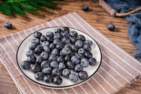 鲜果摄影照片_蓝莓鲜果新鲜水果美食摄影图配图
