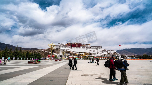 西藏布达拉宫蓝天白云天空人流行走素材