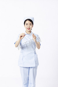 国际护士节摄影照片_护士诊所女生医院递药水摄影图配图